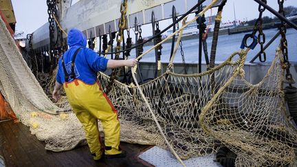 Un pêcheur prépare un filet de pêche électrique, sur un chalutier néerlandais au large de Den Helder le 18 janvier 2018 (NIELS WENSTEDT / ANP)