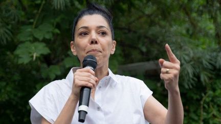 La députée LFI Sophia Chikirou prononce un discours en soutien à Céline Verzeletti, candidate aux élections législatives de 2024, à Paris, le 27 juin 2024. (CLAIRE SERIE / HANS LUCAS / AFP)