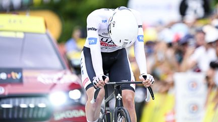 Tadej Pogačar (UAE Emirates) franchit la ligne d'arrivée du contre-la-montre du Tour de France, à Combloux. (JASPER JACOBS / BELGA MAG)