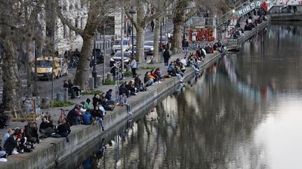 De nombreuses personnes n'ont pas restpectées, dimanche 15 mars 2020, les recommandations de confinement comme ici sur les quais du canal Saint-Martin à Paris. (THOMAS SAMSON / AFP)