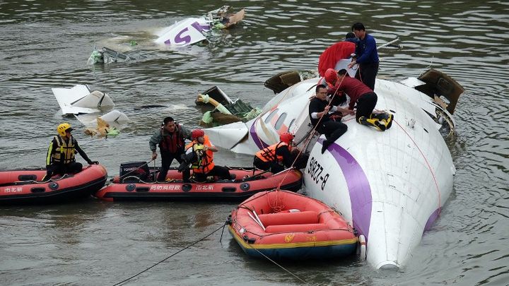 Un avion de la compagnie TransAsia est tomb&eacute; dans une rivi&egrave;re &agrave; Taipei (Ta&iuml;wan), mercredi 4 f&eacute;vrier 2015. (SAM YEH / AFP)