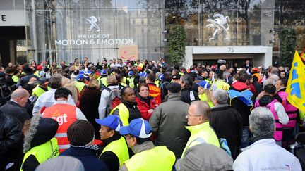 Des employ&eacute;s de PSA Peugeot Citro&euml;n manifestent devant le si&egrave;ge du groupe, le 15 novembre 2011, &agrave; Paris (MARTIN BUREAU / AFP)