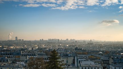 Un épisode de pollution de l'air touche Paris, le 9 décembre 2022. (LILIAN CAZABET / HANS LUCAS / AFP)