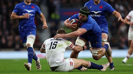 Le troisième ligne centre Grégory Alldritt tout en puissance contre l'Angleterre, le 11 mars 2023. (ADRIAN DENNIS / AFP)