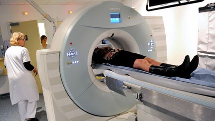 Une patiente au centre Oscar Lambret &agrave; Lille (Nord), une unit&eacute; sp&eacute;cialis&eacute;e dans le traitement du cancer, le 6 f&eacute;vrier 2013. (PHILIPPE HUGUEN / AFP)