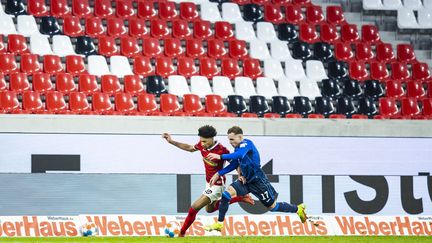 Kevin Schade et David Raum lors du match entre Fribourg et Hoffenheim dans un&nbsp;Europa-Park Stadion presque vide, le 11 décembre 2021. (TOM WELLER / DPA)