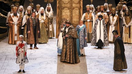 La basse russe Ildar Abdrazakov (au centre) lors d'une répétition de l'opéra "Boris Godunov" le 17 novembre 2022 à La Scala de Milan. (BRESCIA-AMISANO / TEATRO ALLA SCALA VIA AFP)