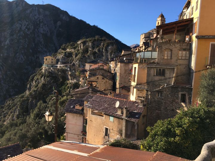 Le village de Saorge, accroché à la montagne de la vallée de la Roya (Alpes-Maritimes), le 3 janvier 2017.&nbsp; (SIMON GOURMELLET / FRANCEINFO)