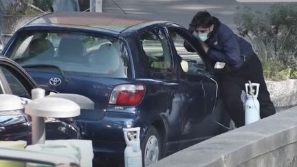 À Naples, en Italie,&nbsp;des patients ayant contracté le coronavirus sont pris en charge directement dans leurs voitures.&nbsp;Des soignants&nbsp;passent&nbsp;avec des bombonnes d’oxygène pour les personnes ressentant des problèmes respiratoires. (CAPTURE ECRAN FRANCE 2)