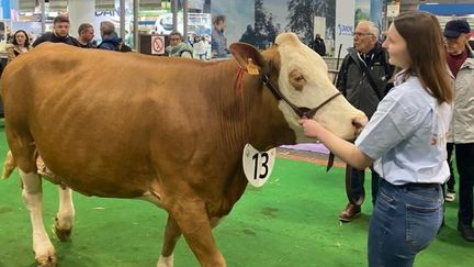 Loanne Lalloyeau, 19 ans, est l'éleveuse de Rigolade, vache de race Simentale (© Radio France - Philippe Peyre)