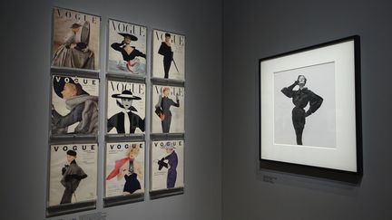 Entre 1953 et 2004, Irving Penn a fait des photographies pour 165 couvertures de Vogue, soit plus qu'aucun artiste à ce jour. La plus célèbre est celle du 1er avril 1950 (au milieu), une très élégante composition en noir et blanc pour laquelle a posé Jean Patcheff. La femme de profil en fourrure grise, robe et chapeau bleu clair, tenant des jumelles est Lisa Fonssagrives-Penn, le mannequin le plus renommé et le mieux payé du moment. 
 (Corinne Jeammet)