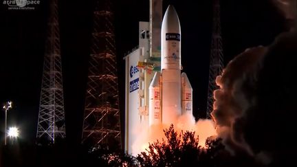 Capture d'&eacute;cran de la vid&eacute;o diffus&eacute;e par le Centre national des &eacute;tudes spatiales (CNES),&nbsp;le 29 juillet 2014, du lancement de la fus&eacute;e Ariane 5 et de l'ATV-5 vers la Station spatiale internationale, &agrave; Kourou, en Guyane. (ARIANE ESPACE / CNES ./ FRANCETV INFO)