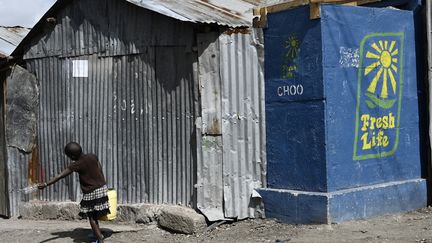 La compagnie Sanergy a installé des sanitaires dans le bidonville de Mukuru à Nairobi. 100 000 personnes utilisent ces toilettes sèches. (SIMON MAINA / AFP)