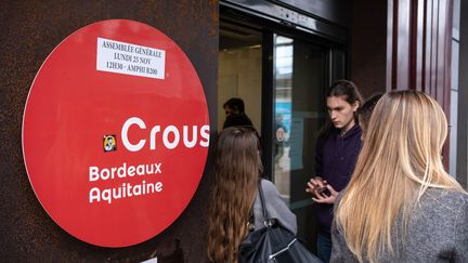 Mobilisation des étudiants devant le Crous de l'université de Bordeaux, le 26 novembre 2019. (VALENTINO BELLONI / HANS LUCAS)