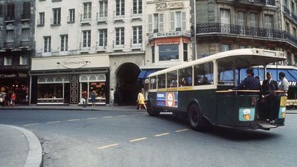 Un bus à plate-forme de la RATP dans une rue de Paris (août 1970)
 (AFP)