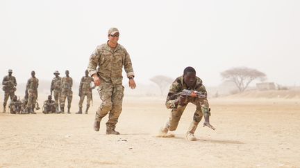 Un membre des forces spéciales américaines entraîne des militaires nigérians à Diffa (sud-est du Niger) le 11 mars 2017.&nbsp; (AFP - ZAYID BALLESTEROS / US ARMY)