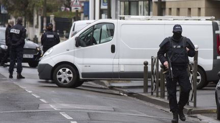 Une perquisition à Argenteuil en mars 2016 avait permis la découverte d'un impressionnant arsenal.&nbsp; (ETIENNE LAURENT / EPA)