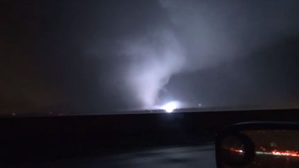 Capture d'écran d'une vidéo montrant la tornade qui a touché Rowlett, au Texas (Etats-Unis), le 26 décembre 2015. (BASEHUNTERSCHASING / YOUTUBE)