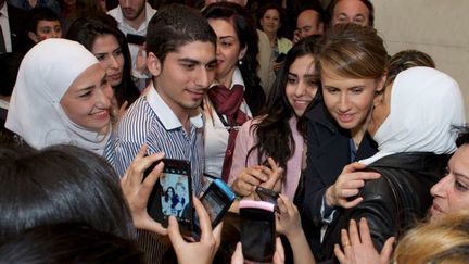 La femme du pr&eacute;sident syrien Bachar Al-Assad, Asma Al-Assad, entour&eacute;e de jeunes Syriens le 17 mars 2013 &agrave; l'op&eacute;ra de Sydney, sur une image fournie par la pr&eacute;sidence syrienne. (SYRIAN PRESIDENCY MEDIA OFFICE / AFP)