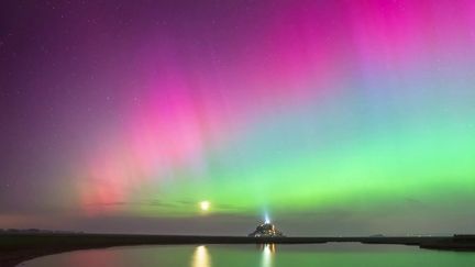 Suite à une tempête solaire, des aurores boréales ont été aperçues en France dans la nuit du vendredi 10 au samedi 11 mai.