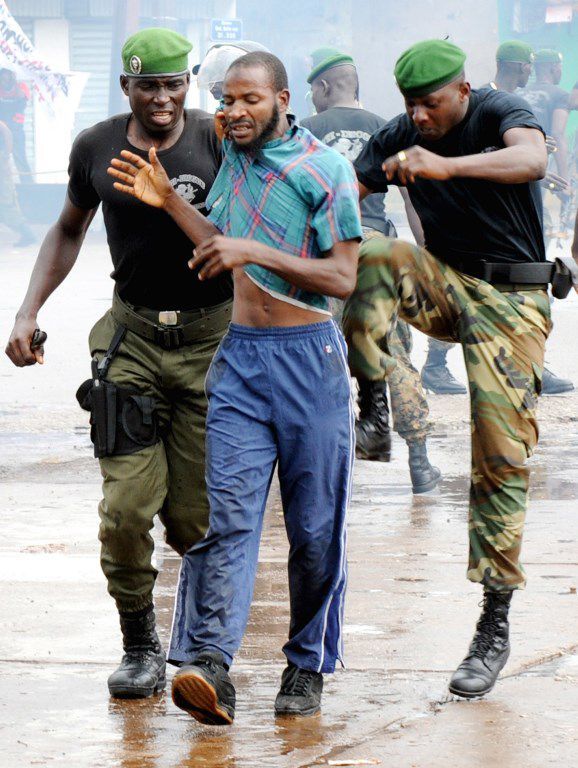 Un manifestant de l'opposition brutalisé par des militaires le 28 septembre 2009 au stade de Conakry. (Photo AFP/Seyllou Diallo)