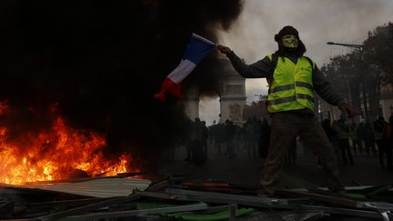 Un "gilet jaune" près de l'Arc de triomphe à Paris, le 24 novembre 2018. (MEHDI TAAMALLAH / NURPHOTO)