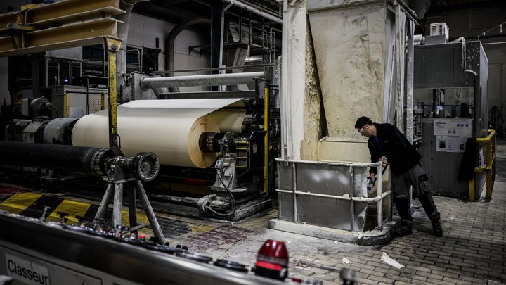 La fabrication du papier se fait à la Papeterie du Léman, près du lac du même nom, à Publier (Haute-Savoie). (JEFF PACHOUD / AFP)