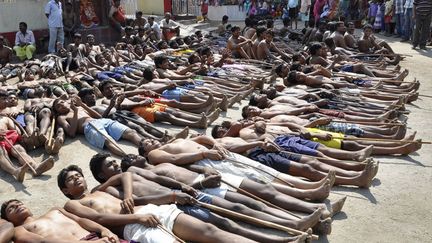 Pri&egrave;re collective organis&eacute;e par des paysans indiens pour demander de la pluie &agrave; Ranchi (Inde), le 6 mai 2012. (REUTERS)