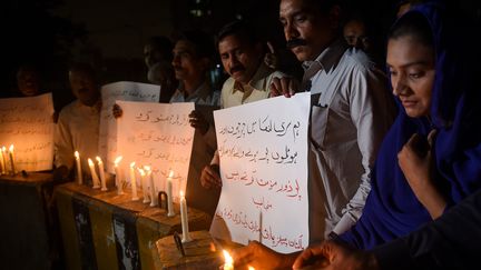 Des chrétiens pakistanais rendent hommage aux 258 personnes tuées lors d'un attentat terroriste à la bombe à Karachi, au Sri Lanka, en&nbsp;2019. (RIZWAN TABASSUM / AFP)