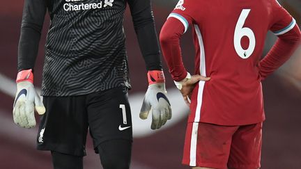 Le gardien de but brésilien de Liverpool Alisson Becker accablé, comme Thiago Alcantara, après la défaite des Reds à domicile pour la 1re fois depuis 68 matches contre Burnley le 21 janvier 2021 (PETER POWELL / POOL)