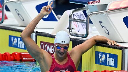 Marie Wattel savoure sa deuxième place en finale du 100 mètres papillon, le 19 juin 2022, en finale des Mondiaux de Budapest. (ATTILA KISBENEDEK / AFP)