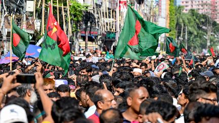 Des partisans du Parti national du Bangladesh défilent à Dakka (Bangladesh) le 7 août 2024. (MUNIR UZ ZAMAN / AFP)