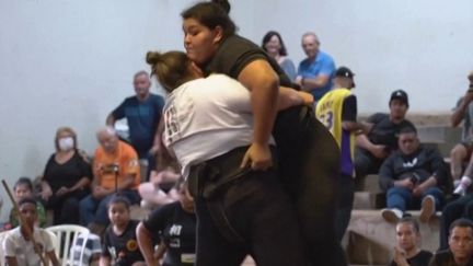 Le journaliste Samuel Ollivier, présent sur le plateau du 8 Heures, mercredi 22 mars, s'intéresse au sumo, un sport de combat japonais qui est aussi pratiqué par les femmes brésiliennes. (FRANCE 2)