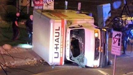 Le camion de location ayant servi à une attaque contre des piétons, à Edmonton (Canada), le 1er octobre 2017. (MICHAEL MUKAI / AFP)