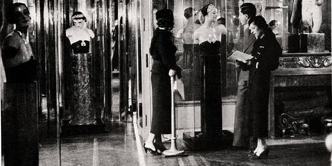 L&#039;exposition &quot;Bijoux de Diamants&quot; de 1932 photographiée pour le Vogue Paris en janvier 1933
 (André Kertész@Vogue Paris)