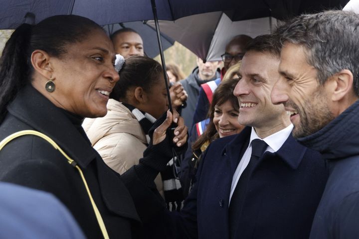 Tony Estanguet, Emmanuel Macron et Anne Hidalgo, le 29 février 2024, en pleine discussion avec Marie-José Pérec, lors d'un déplacement à Saint-Denis (Seine-Saint-Denis).  (LUDOVIC MARIN / AFP)