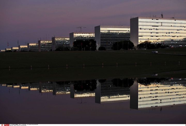 L&#039;Esplanade des Ministères et le Congrès National dessinés par Niemeyer à Brasilia
 (Eraldo Peres/AP/SIPA)