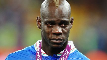 L'Italien Mario Balotelli en pleurs apr&egrave;s la d&eacute;faite de son &eacute;quipe face &agrave; l'Espagne en finale de l'Euro 2012 &agrave; Kiev (Ukraine), le 1er juillet 2012. (LAURENCE GRIFFITHS / GETTY IMAGES)