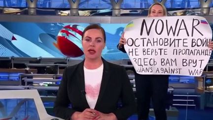 Guerre en Ukraine : une journaliste interrompt le JT russe et brandit une pancarte contre la guerre