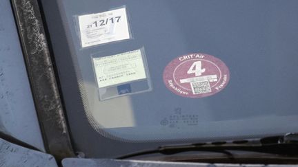 Une vignette Crit'Air collée sur le pare-brise d'une voiture, à Paris, le 23 janvier 2017.&nbsp; (GEOFFROY VAN DER HASSELT / AFP)