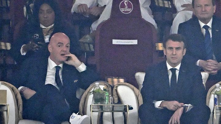 En tribune, le début de match refroidit l'atmosphère pour les supporters des Bleus, à en croire le visage d'Emmanuel Macron, assis en compagnie du président de la Fifa Gianni Infantino. (PAUL ELLIS / AFP)