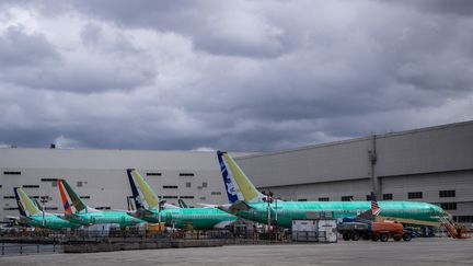 Boeing 737 MAX à l'extérieur de l'usine Boeing de Renton, près de Seattle, le 25 mars 2024. Illustration. (STEPHEN BRASHEAR / GETTY IMAGES NORTH AMERICA)