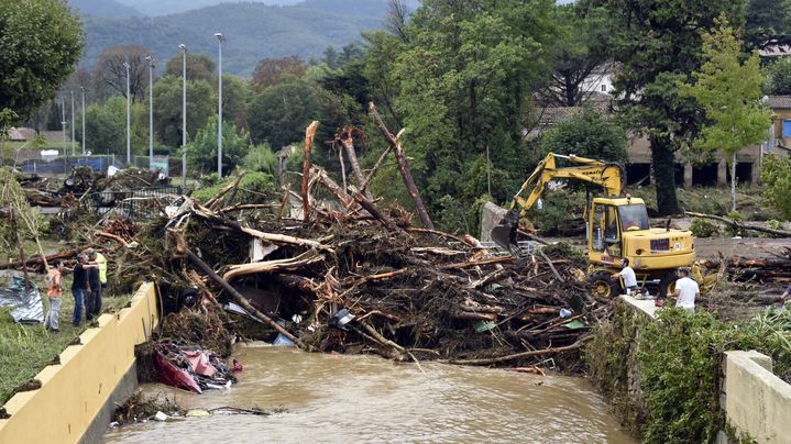 Op&eacute;ration de nettoyage du&nbsp;Bitoulet, qui coule &agrave;&nbsp;Lamalou-les-Bains (H&eacute;rault), le 18 septembre 2014, alors qu'une nouvelle alerte orange aux orage a &eacute;t&eacute; lanc&eacute;e par M&eacute;t&eacute;o France.&nbsp; (PASCAL GUYOT / AFP)