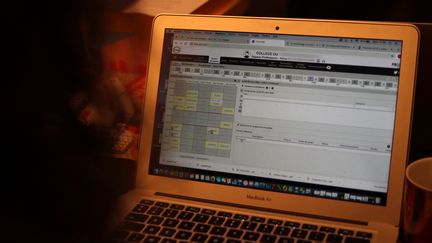 Les&nbsp;cours sont dispensés aux collégiens via les Espaces numériques de travai (ENT) en période de confinement. (AURÉLIEN ACCART / FRANCE-INFO)