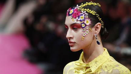 Chez Alexis Mabille, la couleur est au rendez-vous, on la retrouve même en touches de fleurs colorées sur les têtes des mannequins
 (FRANCOIS GUILLOT / AFP)