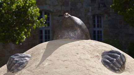 "Taupologie" à l'abbaye de Fonfroide par Ghyslain Bertholon, bronze et terre, 2015
 (Camille Sonally)