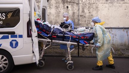 Un patient transféré dans le cadre de l'opération Hippocampe le 3 septembre 2021 au centre hospitalier universitaire de Pointe-a-Pitre (Guadeloupe). (CARLA BERNHARDT / AFP)