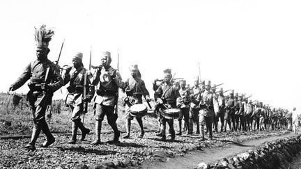 Des Askaris, troupes autochtones. Avec pas plus de 7000 hommes, les Allemands ont résisté quatre ans en Afrique, sans jamais perdre une bataille. (Bundesarchiv Bild 105-DOA3133)