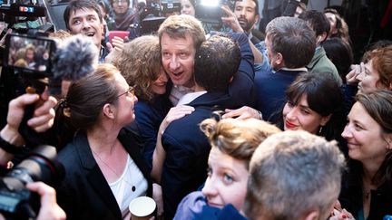 Yannick Jadot, tête de liste d'EELV,&nbsp;et ses soutiens après l'annonce des résultats des élections européennes. Le 26 mai 2019 dans le 19e arrondissement de Paris. (CHRISTOPHE MORIN / MAXPPP)