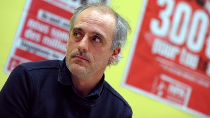 Philippe Poutou, candidat du Nouveau Parti anticapitaliste,&nbsp;est l&acirc;ch&eacute; par plusieurs dirigeants de son parti, dans une tribune &agrave; para&icirc;tre dans "Lib&eacute;ration" le 22 mars 2012. (FREDERICK FLORIN / AFP)